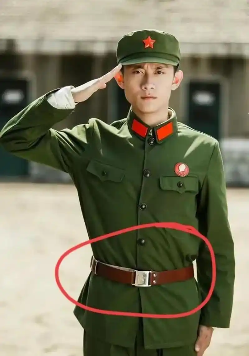 大家仔细看,这是一张演员张一山军装剧照.