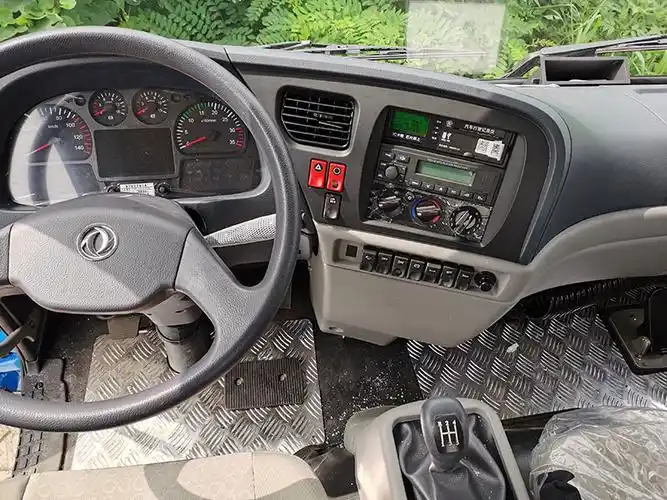 东风天锦9米平板教练车内饰配置:内饰设计年轻时尚,层次分明.