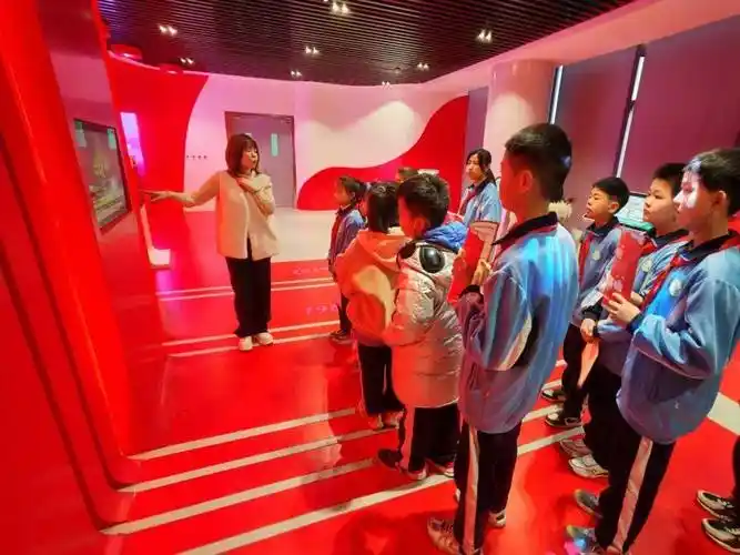 进行沉浸式飞行体验;拍照打卡革命圣地;重温"少年英雄王二小的故事"