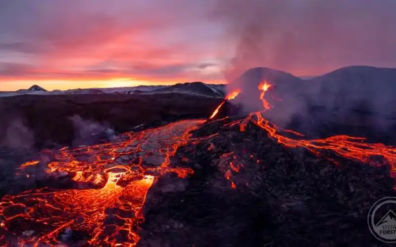 无人机视角近距离观看火山喷发,好似壮丽到极致的爱情.
