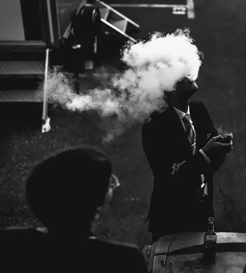 自从英国禁止在公共场所吸烟后,我再也没有享受过酒会了.