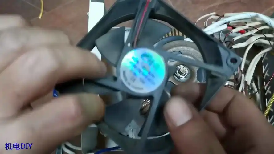 电动车充电器电源线与风扇的更换方法