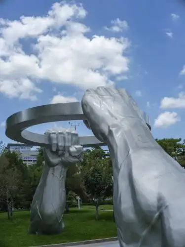 济南泉城广场奋斗者雕塑