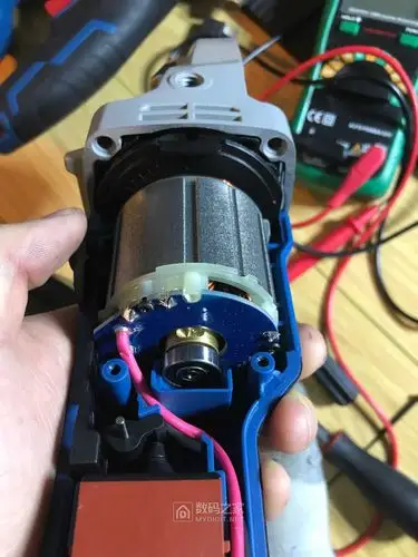 东成dcsm03-100无刷角磨机拆解 - 我是工具控 数码之家