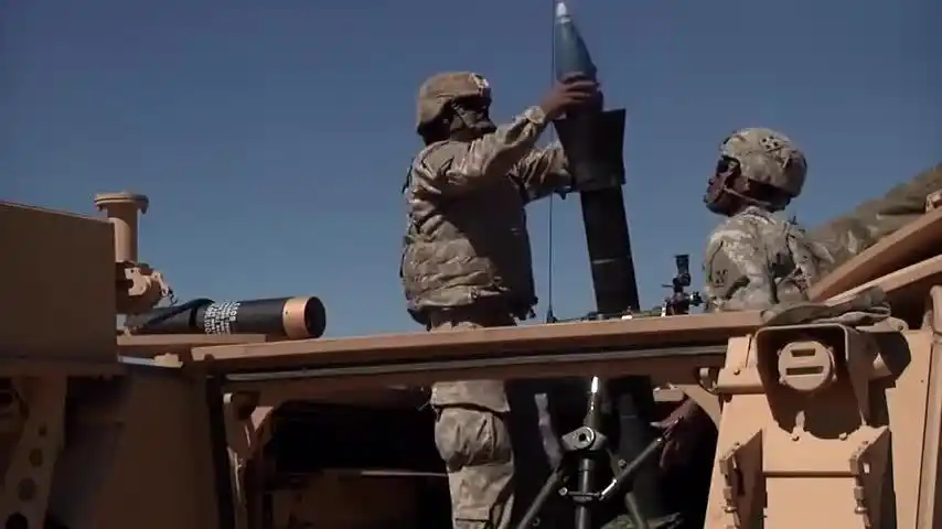 美军发射120mm迫击炮,炮弹发射出去的声音就是不一样-军事视频-搜狐