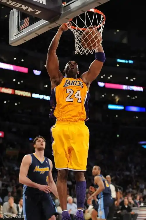 科比双手扣篮 支持   键翻阅图片 列表查看 大图 全屏观看 2012.05.