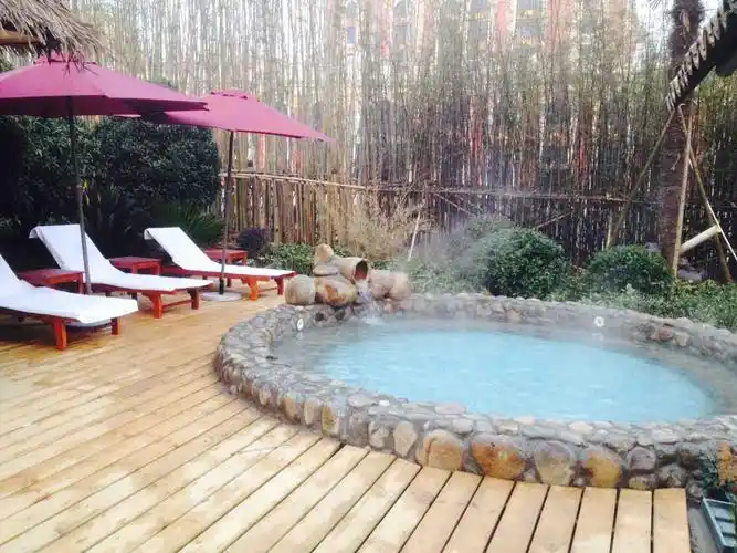 温泉热气弥漫,仿佛置身仙境!