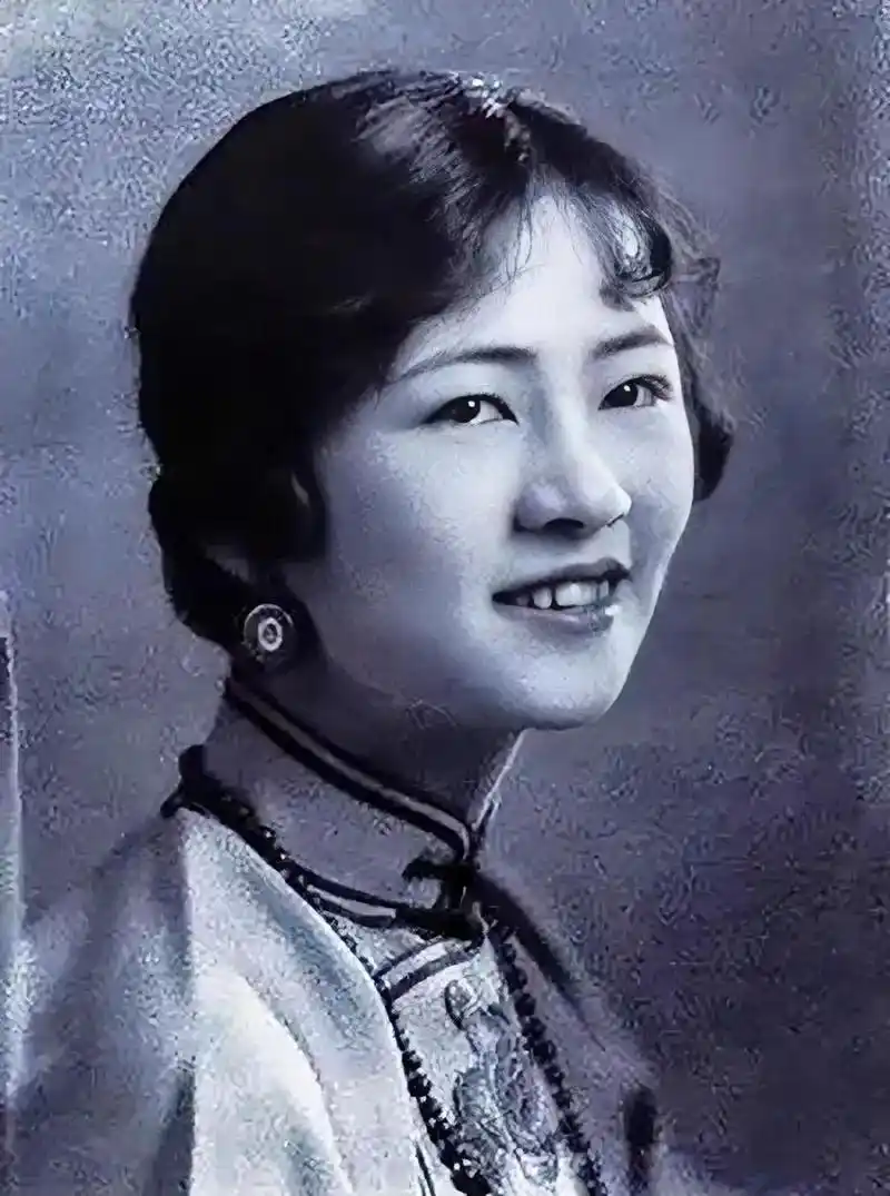 林徽因说:"其实结不结婚,都会后悔.巷子里的猫很自由,却没有归宿.