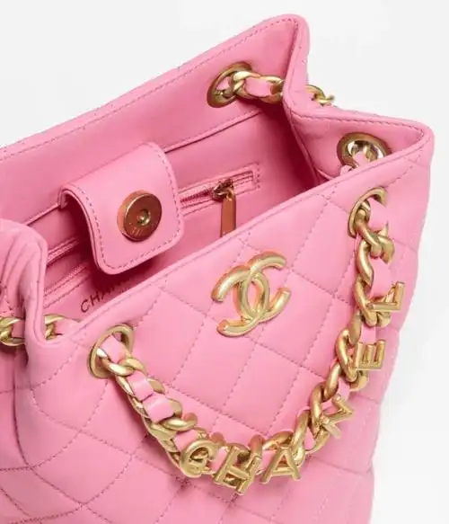 香奈儿包包官网本季最值得收藏的两款手袋,chanel全新小号水桶包,满载