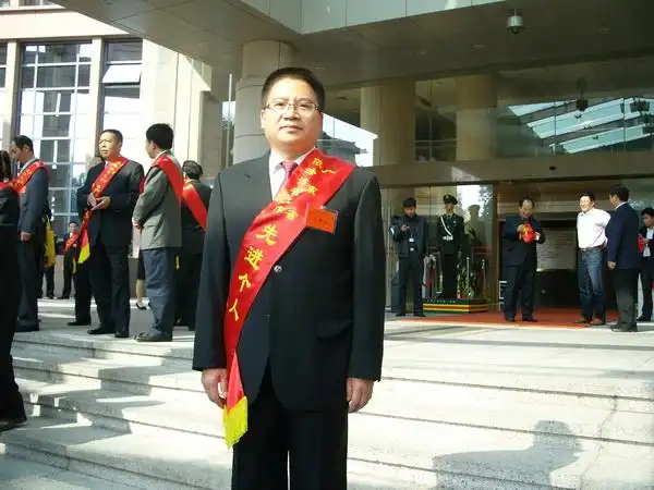 市中院行政庭庭长肖志雄荣获"广东省依法治省工作先进个人"荣誉称号