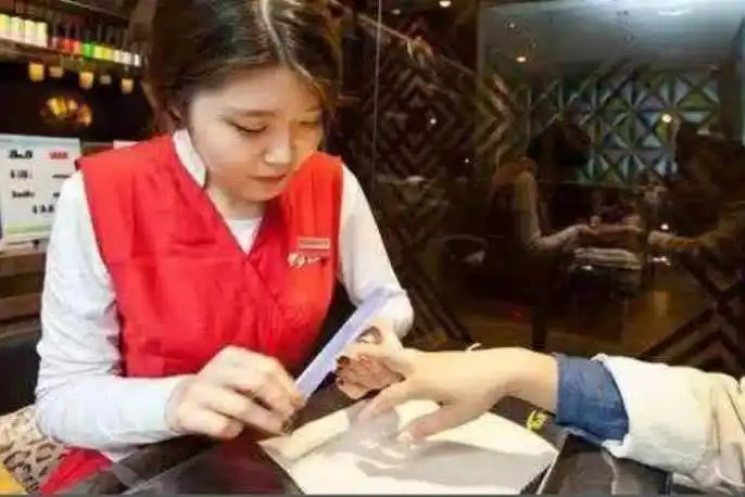 海底捞贴心服务再次升级这一举动让顾客纷纷叫好太给力