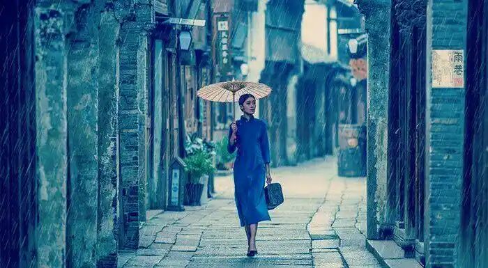 瞬间产生了幻觉,宛如自己幻化成了一名身着旗袍的江南女子,撑着油纸伞