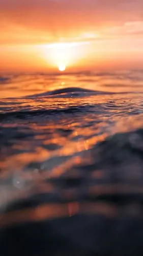 日出时的海平面