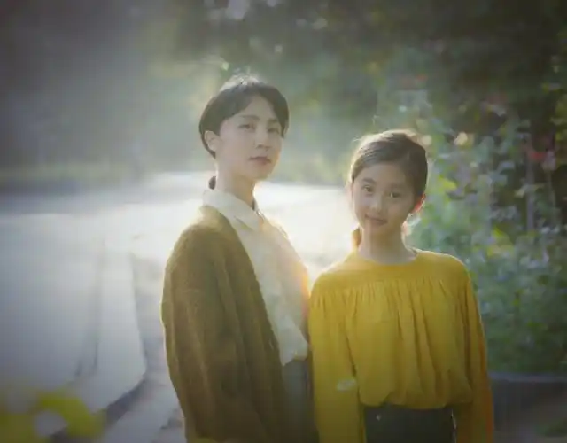 孙莉晒黄多多近照,染回黑发后气质更佳,戴头巾侧脸神似油画少女