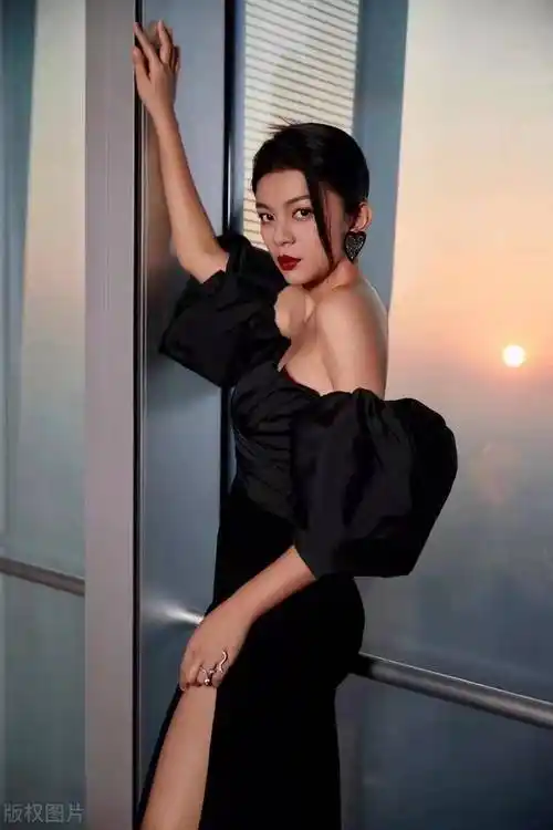 基本信息:谭丽娜(),1989年8月30日出生于广西南宁,中印混血华语女歌手