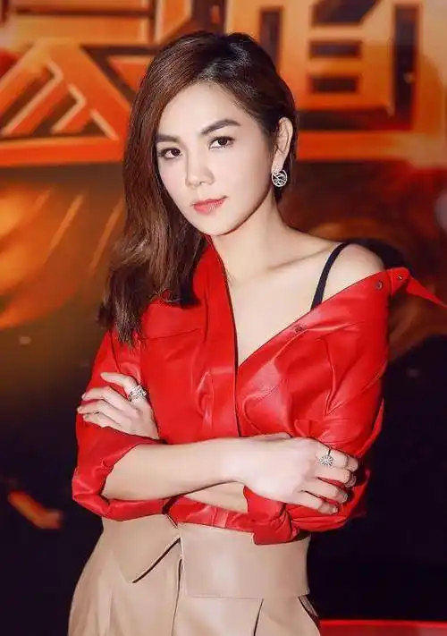 原创ella陈嘉桦当妈后越发会穿红色皮衬衫配皮裤高调又时髦