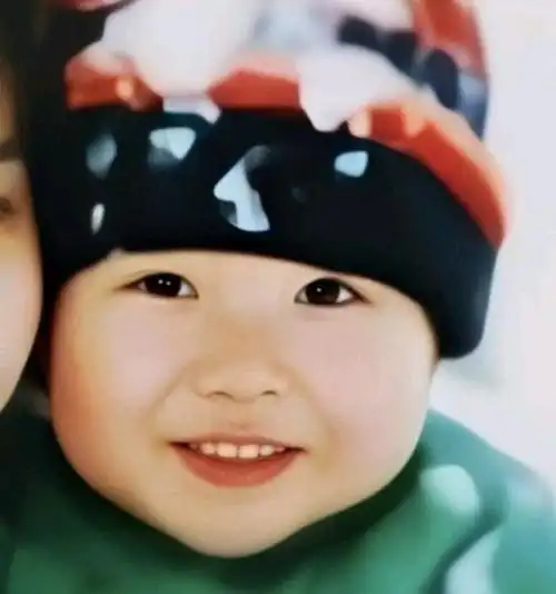 王一博童年照片曝光:小时候也很酷盖啊!虽然真的很甜甜