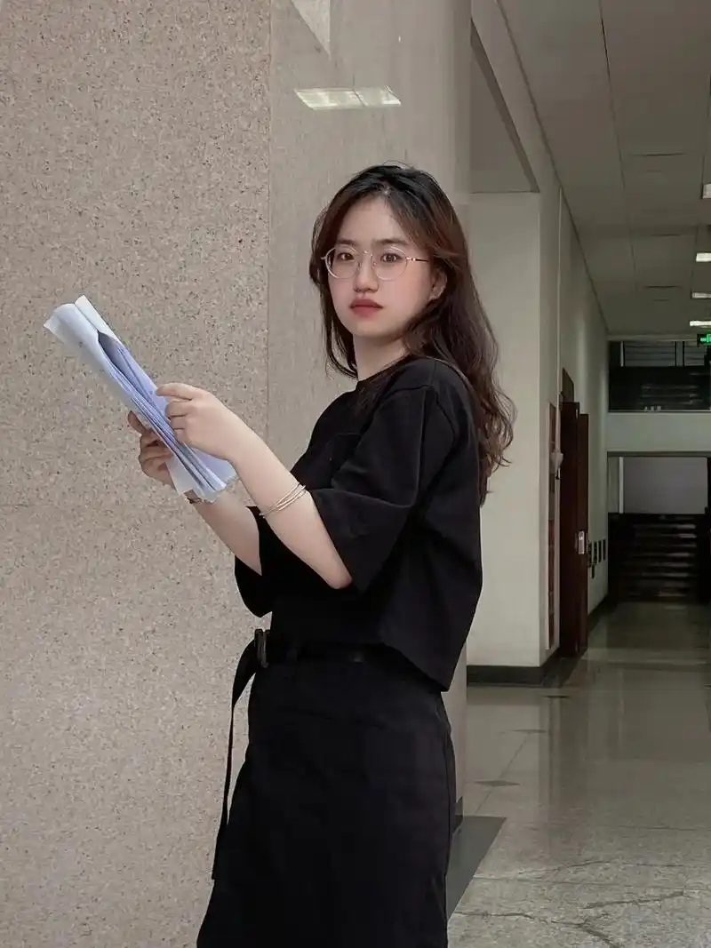 哪个女孩不想成为麻辣女教师呢#老师 #辣妹 #分享照片 #考 - 抖音