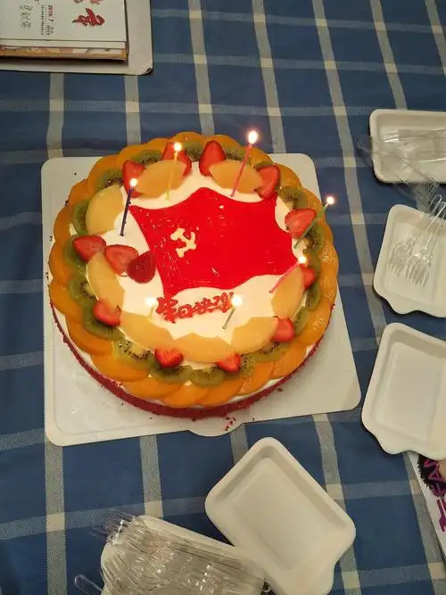 我社区也为7月份入党的爷爷奶奶们送去了蛋糕和祝福.