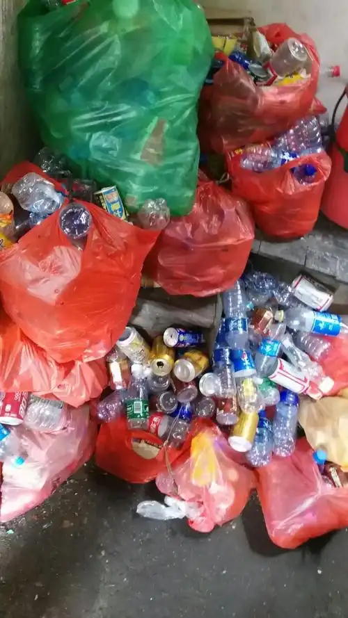 这个老人80多岁,整天在外面捡塑料瓶和柴竹,堆积在房子里,他的世界