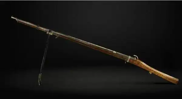 乾隆御用猎枪1670万元被拍卖 以金银装饰枪膛刻字__中国青年网