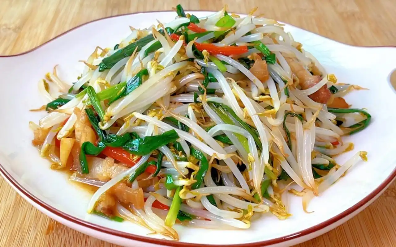 清炒绿豆芽,清脆爽口,好吃又下饭,非常实惠的家常菜
