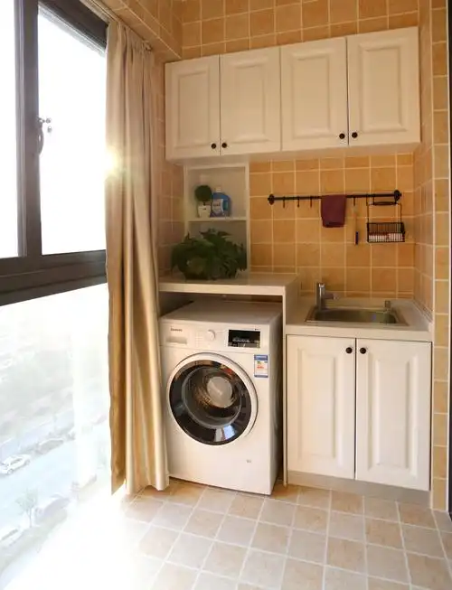 阳台洗衣机一体柜,利用结构做了一组这样的收纳,比较实用.