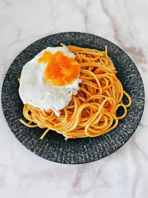 快速做低碳高蛋白早餐无菌蛋配意面