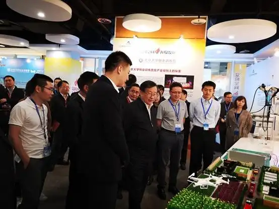 全国政协副主席万钢参观北京大学创业训练营展区