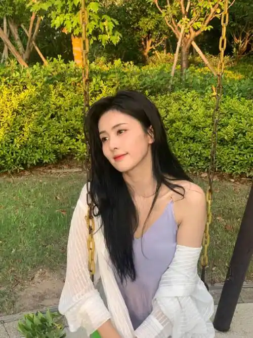 "咧嘴大笑"的白鹿最新写真释出 也能性感迷人