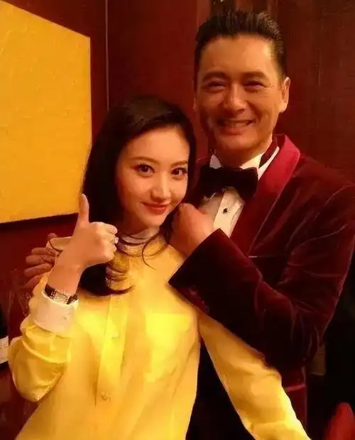 回顾受大佬钟爱的4位演员冯小刚捧红成龙接着捧洪金宝等着捧