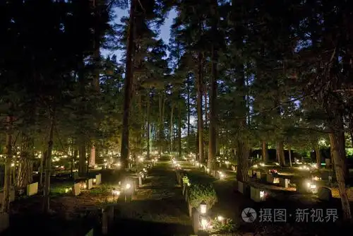 在瑞典斯德哥尔摩林地墓地的万圣节夜射照片-正版商用图片14mjui-摄图