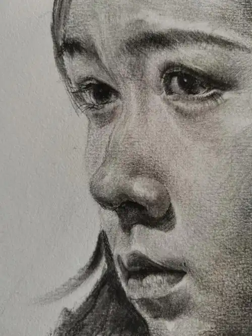 素描女青年画照片