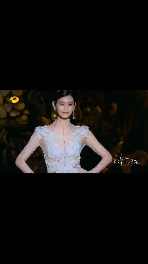 奚梦瑶不愧是"维密超模",穿高定走t台,是真腿长一米八!