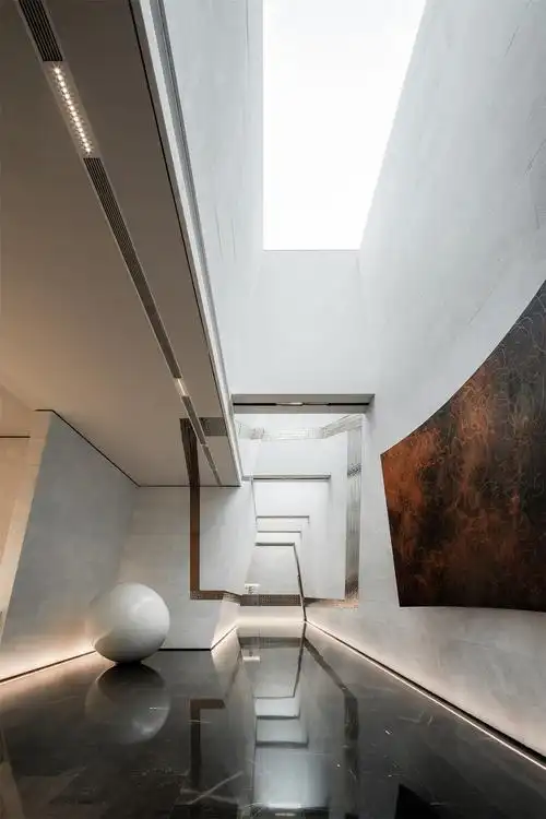 具有丰赡精神内蕴的人文艺术,营建一个具有表现力和视觉性的美学空间