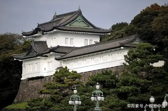 红叶时节,日本天皇皇宫对公众开放,可观赏红叶参观登基仪式现场