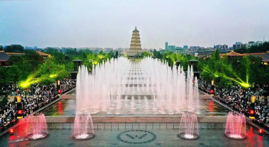 (社会)西安:泉随乐舞迎客来_大雁塔北广场_进行_表演