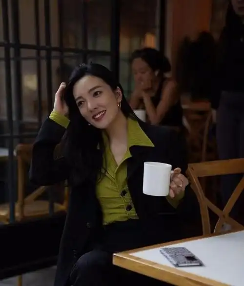 三,三年内两次嫁富豪,37岁依然如鲜花般盛开刘彦池这样优秀又美丽的