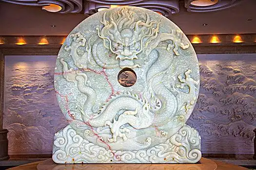 大厅中的汉白玉龙纹雕刻
