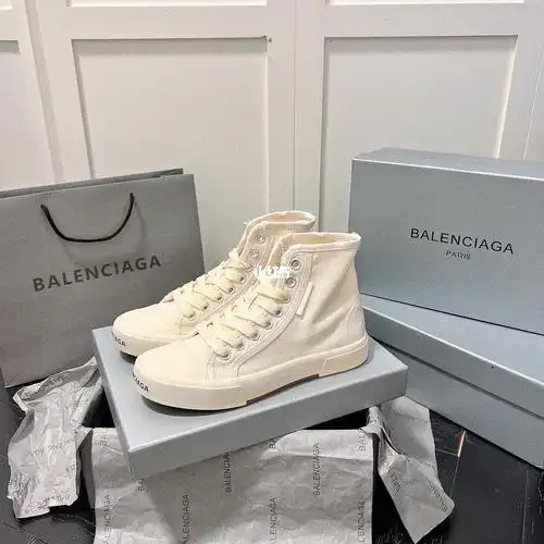 热乎的巴黎世家小白鞋测评来了附上脚图