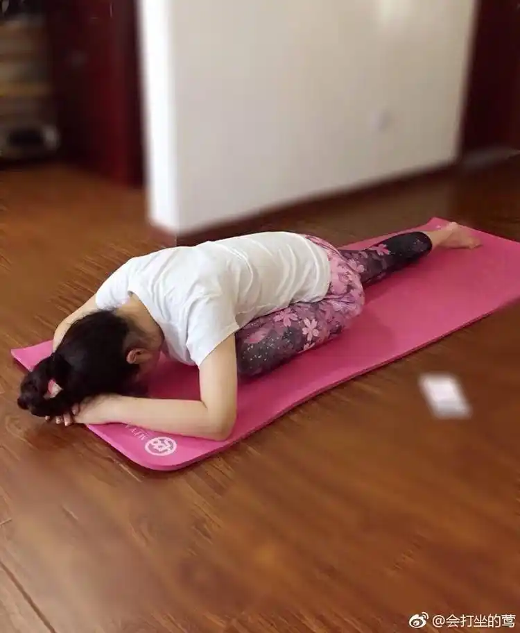 每日一个瑜伽体式:睡天鹅式