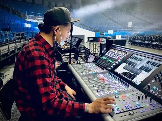 重塑喝彩之后总导演打造一个极致的敬畏的舞台