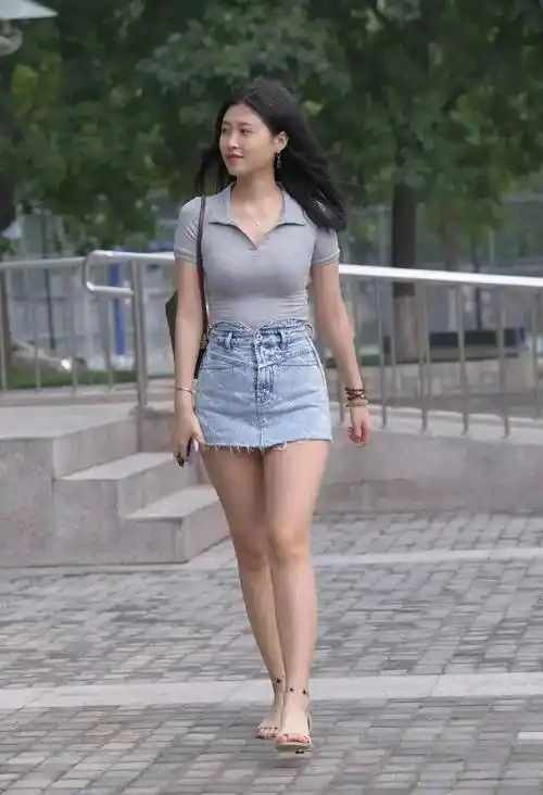 街拍微胖的女生很会穿搭牛仔短裙搭配t恤