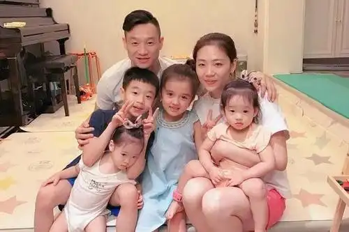 名将杨威年收入千万元事业有成,妻子漂亮拼下3个孩子幸福美满