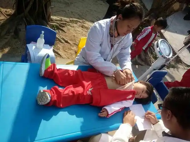 医生阿姨在帮我检查心肺功能,因为紧张小心脏跳的有点快噢!