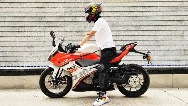 来自单摇臂的诱惑qjmotor赛250试驾静态体验篇