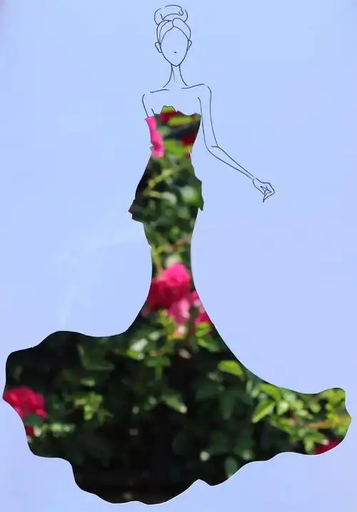 的剪纸画,裁剪好形状后,特别留出镂空的部分,然后用沿途风景做图案