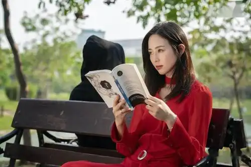 例如在唐人街探案网剧中的玫瑰——张钧甯