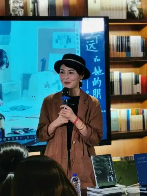 宁远,是主持人,是话剧演员,是作家,也是一位母亲,是美好生活的践行者.