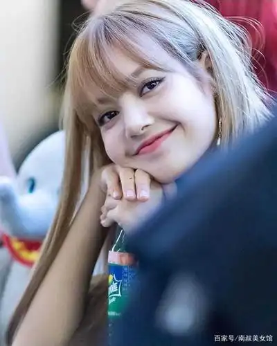 被称为"人间芭比"的泰国籍爆红女星lisa